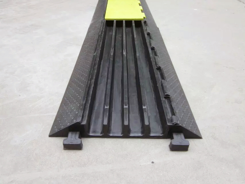  4 channel Rubber Cable Ramp Protector (2)